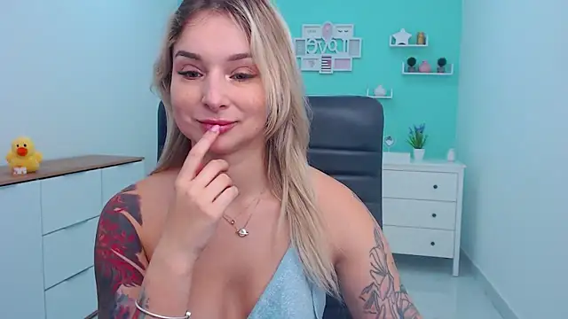 Snapshot of LilFleurish chatting on 12-16-25, 05:44 LilFleurish online show from 12-16-25, 05:44