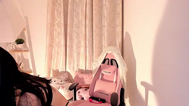 sarah saenz  online show from 11-26-25, 03:06