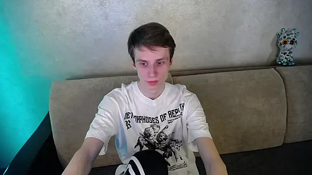 yes cute boy  online show from 03-18-26, 12:19