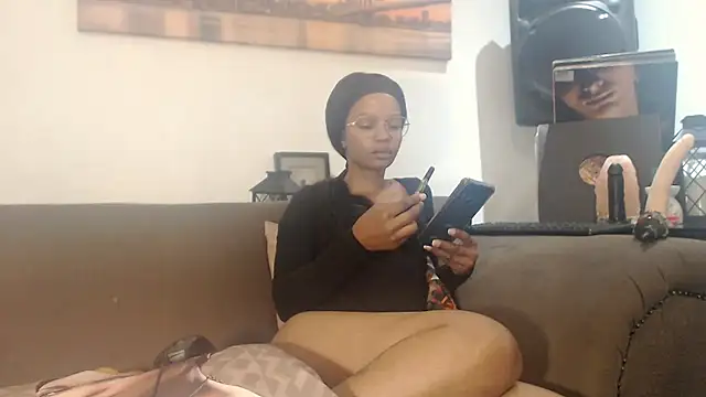 Snapshot of SereneLips chatting on 09-28-25, 02:24 SereneLips online show from 09-28-25, 02:24