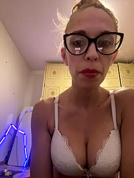 Snapshot of littlesquaw85 chatting on 10-28-25, 03:00 littlesquaw85 online show from 10-28-25, 03:00