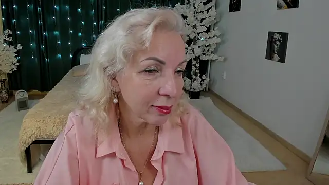 LiliaMoons online show from 12-15-25, 09:48