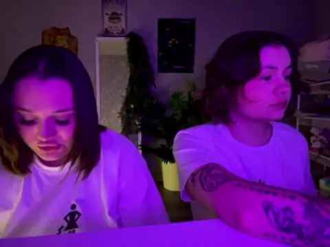 MoonIvy  online show from 01-12-26, 06:04