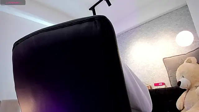 Snapshot of lily_cash1 chatting on 02-17-26, 12:46 lily cash1 online show from 02-17-26, 12:46