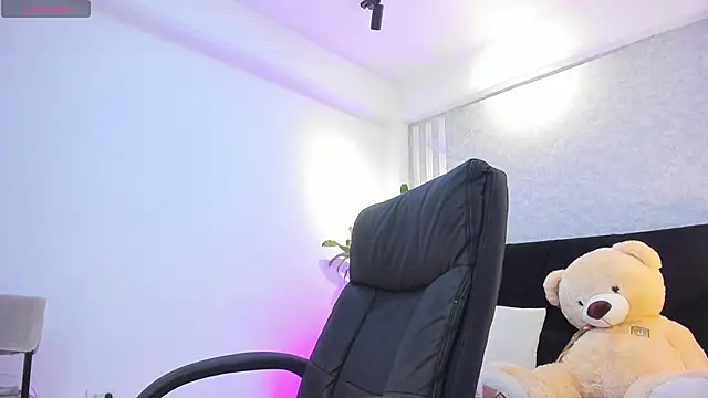 Snapshot of lily_cash1 chatting on 11-28-25, 02:17 lily cash1 online show from 11-28-25, 02:17