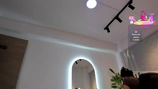 Snapshot of lily_cash1 chatting on 02-10-26, 01:10 lily cash1 online show from 02-10-26, 01:10