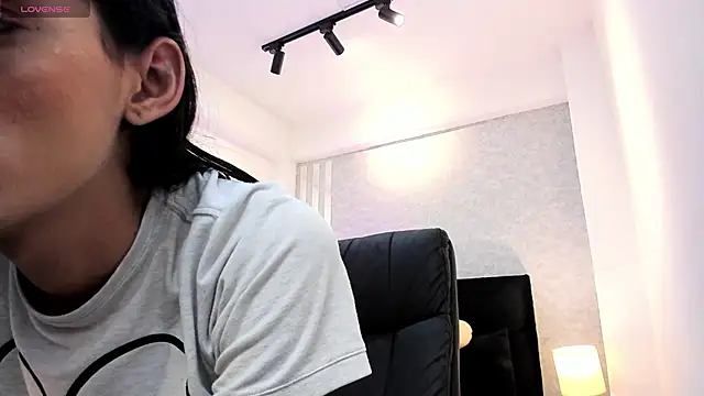 Snapshot of lily_cash1 chatting on 12-20-25, 02:31 lily cash1 online show from 12-20-25, 02:31