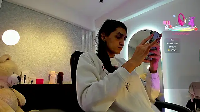 Snapshot of lily_cash1 chatting on 02-01-26, 01:31 lily cash1 online show from 02-01-26, 01:31