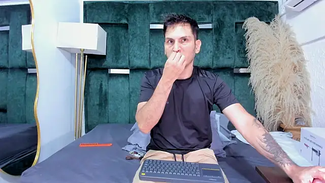 Snapshot of Charlotte_Brian chatting on 10-09-25, 01:06 Charlotte Brian online show from 10-09-25, 01:06