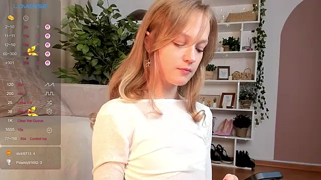 Snapshot of Kara_smalltits chatting on 09-30-25, 12:00 Kara smalltits online show from 09-30-25, 12:00