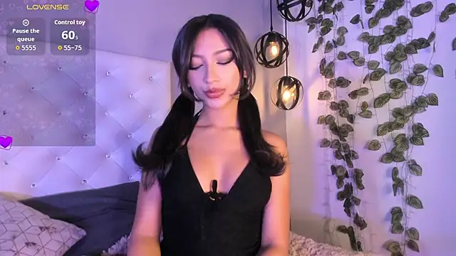 Nicollee Heart online show from 03-25-26, 01:43