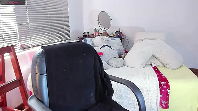 Busty Charms online show from 04-18-26, 08:31