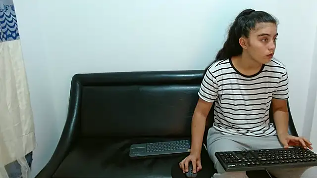 Snapshot of Cristalll_0925 chatting on 10-17-25, 11:17 Cristalll 0925 online show from 10-17-25, 11:17