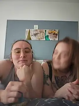 Snapshot of AndHerXO chatting on 05-17-26, 03:23 AndHerXO online show from 05-17-26, 03:23