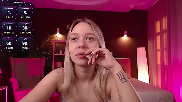 Snapshot of Pooja_Hegde chatting on 09-27-25, 01:12 Pooja Hegde online show from 09-27-25, 01:12