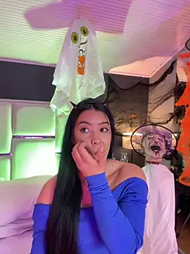 Snapshot of BellaFernandez__ chatting on 10-30-25, 01:53 BellaFernandez online show from 10-30-25, 01:53