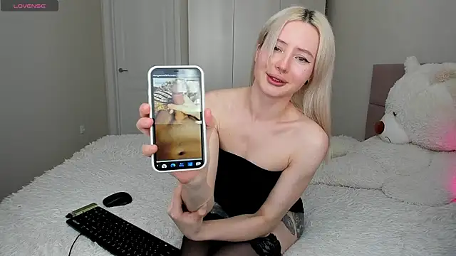 Snapshot of Lilly_lllll chatting on 04-27-26, 10:24 Lilly lllll online show from 04-27-26, 10:24