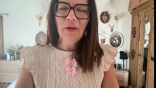 Snapshot of _Melia_ chatting on 05-26-26, 06:11 Melia online show from 05-26-26, 06:11