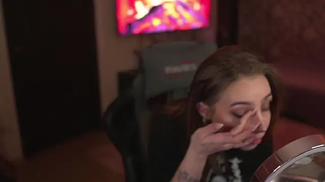 Snapshot of lis_silver chatting on 10-31-25, 02:24 lis silver online show from 10-31-25, 02:24