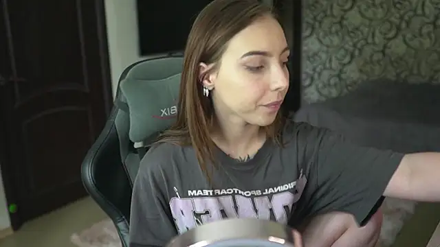 Snapshot of lis_silver chatting on 09-28-25, 06:42 lis silver online show from 09-28-25, 06:42