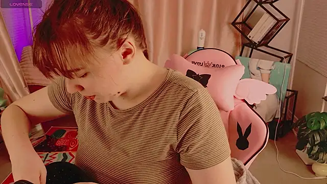 Snapshot of Moon__Bunny chatting on 06-07-26, 03:28 Moon Bunny online show from 06-07-26, 03:28