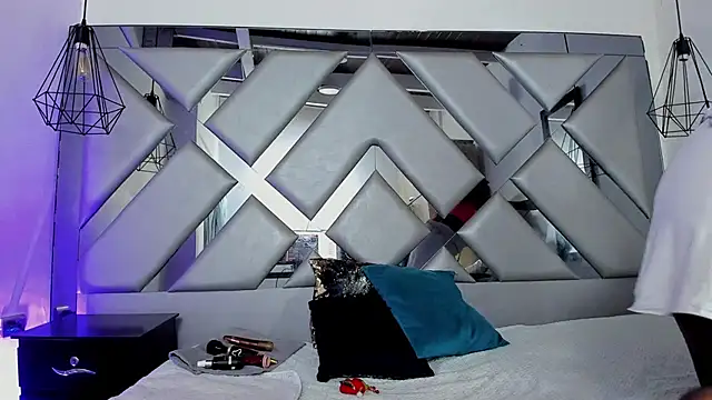 Lorenn Hill online show from 12-14-25, 01:06