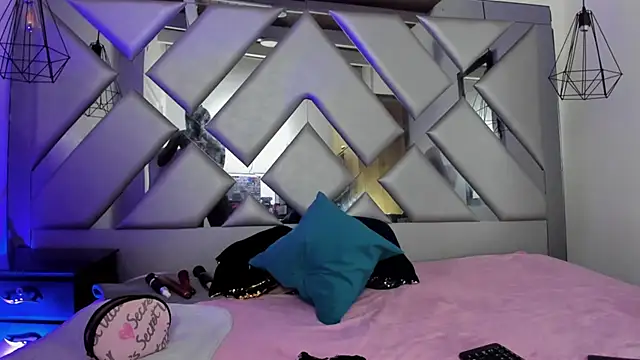 Lorenn Hill online show from 10-27-25, 05:25