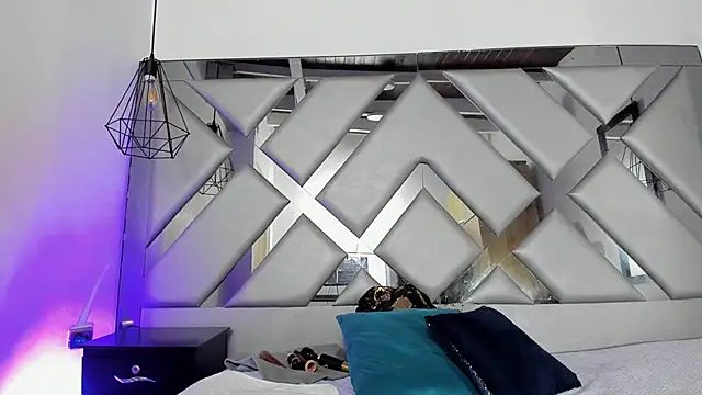 Lorenn Hill online show from 11-14-25, 01:04