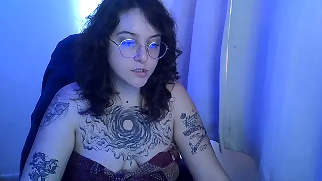 Snapshot of Blue_Liz chatting on 10-15-25, 06:49 Blue Liz online show from 10-15-25, 06:49