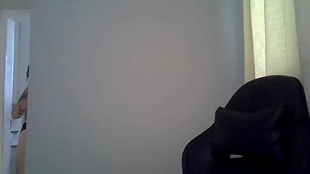 Snapshot of Blue_Liz chatting on 09-18-25, 02:42 Blue Liz online show from 09-18-25, 02:42