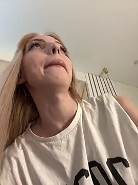 Snapshot of olivia_soft chatting on 04-18-26, 01:24 olivia soft online show from 04-18-26, 01:24