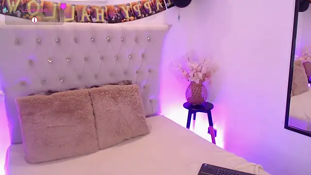 Dulcey  online show from 10-20-25, 04:14