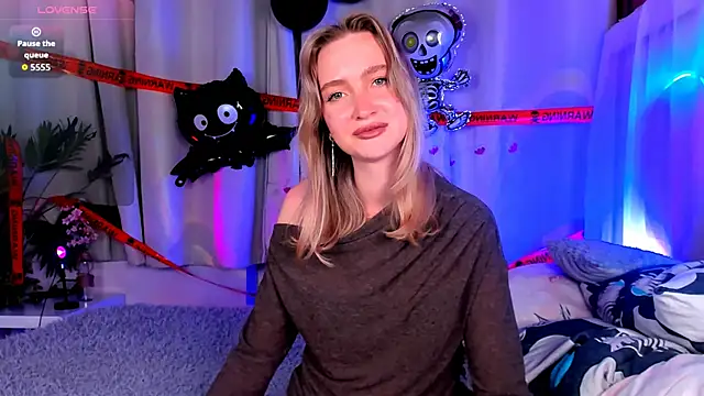 EllaBloom online show from 10-27-25, 03:46