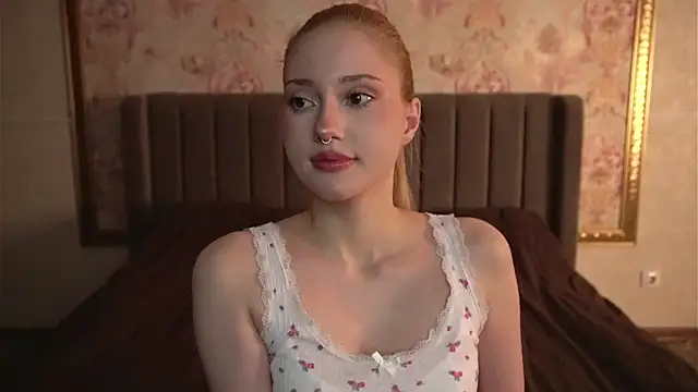 Snapshot of TaliaGreen chatting on 10-25-25, 01:38 TaliaGreen online show from 10-25-25, 01:38