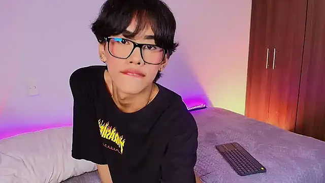 Snapshot of Jim_twink chatting on 05-04-26, 11:18 Jim twink online show from 05-04-26, 11:18