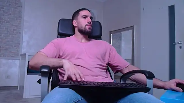 Snapshot of IvanHydee chatting on 09-24-25, 04:41 IvanHydee online show from 09-24-25, 04:41