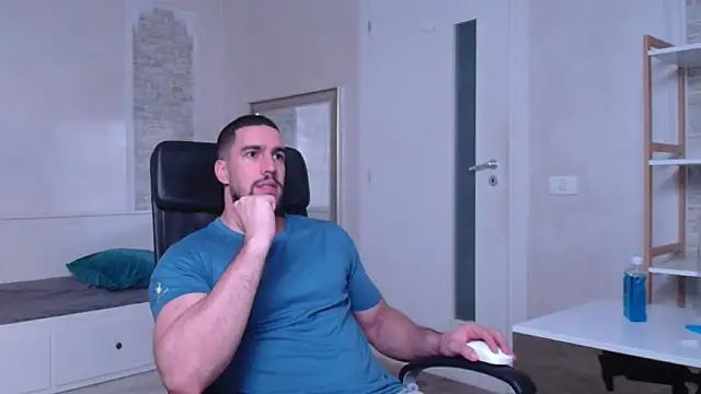 Snapshot of IvanHydee chatting on 09-18-25, 04:37 IvanHydee online show from 09-18-25, 04:37