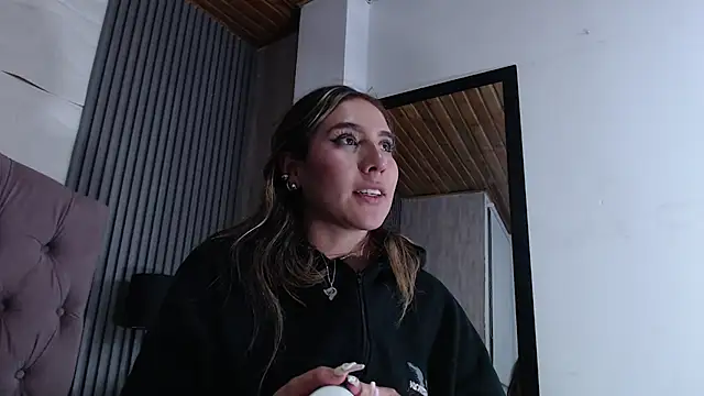 Snapshot of Bonnali_lune chatting on 02-25-26, 10:31 Bonnali lune online show from 02-25-26, 10:31