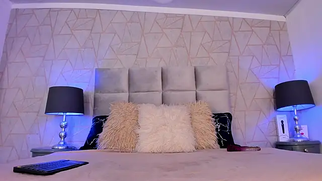 Emely florence  online show from 11-11-25, 06:25