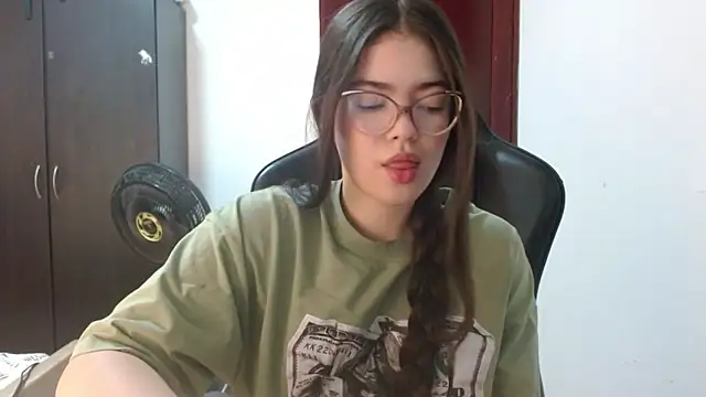 Snapshot of Valentina2390 chatting on 06-20-26, 01:21 Valentina2390 online show from 06-20-26, 01:21
