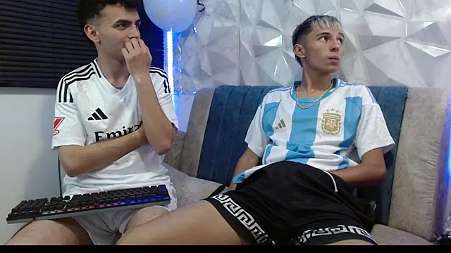 Snapshot of Isaac_tan chatting on 09-18-25, 02:03 Isaac tan online show from 09-18-25, 02:03