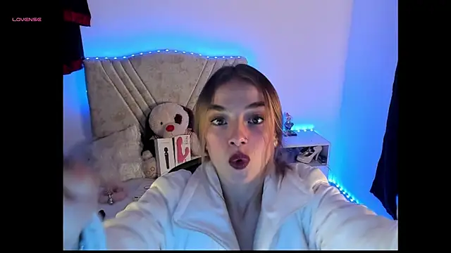 Mia Victoria22 online show from 04-28-26, 02:27