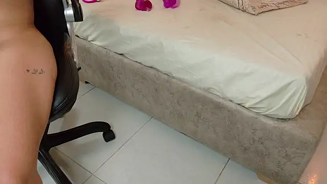 Carolinagarcia12345 online show from 06-17-26, 04:45
