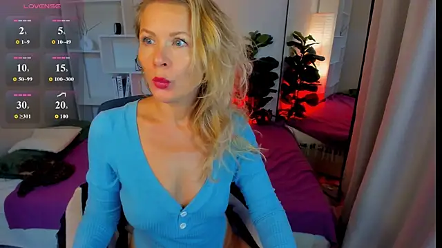 Snapshot of Julia_Giulia chatting on 06-25-26, 06:24 Julia Giulia online show from 06-25-26, 06:24