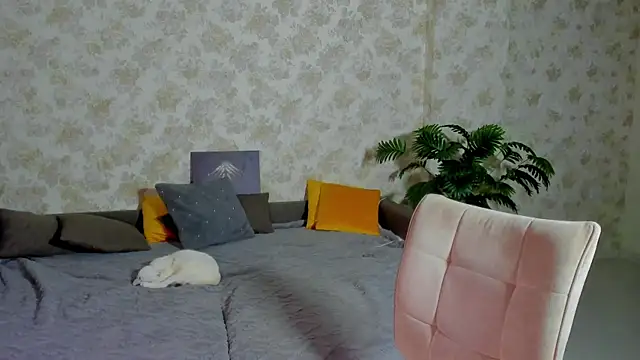 Julia Giulia online show from 12-23-25, 06:45