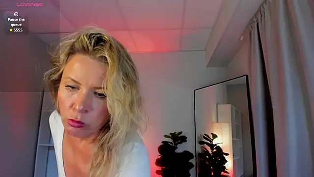 Snapshot of Julia_Giulia chatting on 05-21-26, 09:45 Julia Giulia online show from 05-21-26, 09:45