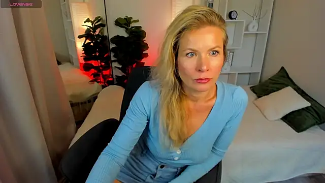 Snapshot of Julia_Giulia chatting on 06-18-26, 06:57 Julia Giulia online show from 06-18-26, 06:57