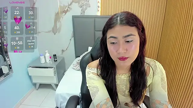 TIFFANY BELLO online show from 11-24-25, 10:32