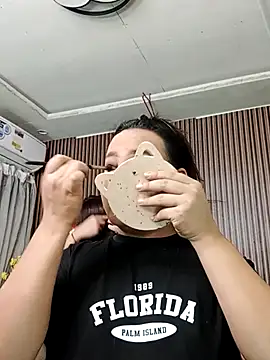 Hotcum ella online show from 10-27-25, 11:27