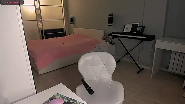 LolaVexx online show from 11-28-25, 03:45